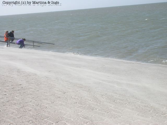 dscn0047.jpg - Norddeich. Der Wind war teilweise so stark, dass der Sand mitgetragen worden ist.